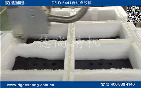泡沫盒自動點(diǎn)膠機(jī)視頻